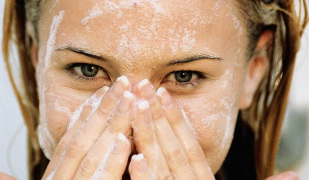 Как избавиться от углы лицо каким средством умываться. Мыльное лицо. Мыть какое лицо. Пенка для умывания лица. Девушка умывается мылом.