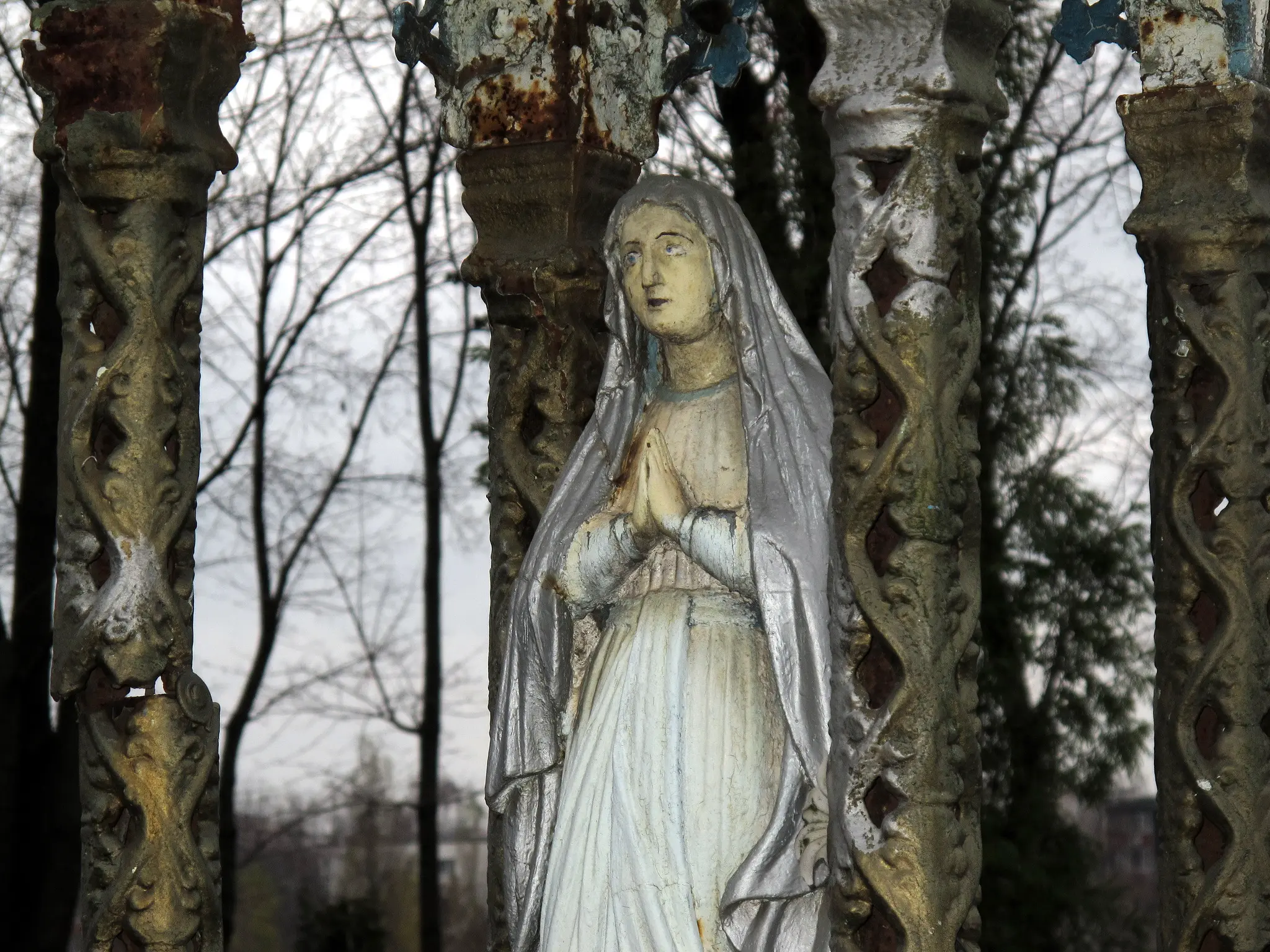 Скульптура паненкі на Кальварыйскіх могілках