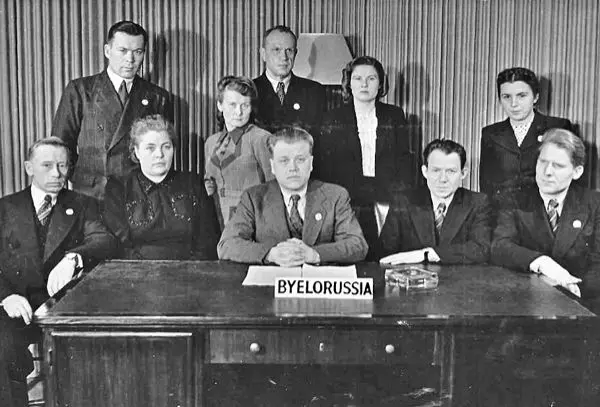 Кандрат Крапіва ў складзе беларускай дэлегацыі на 1-й сесіі Генеральнай Асамблеі ААН.